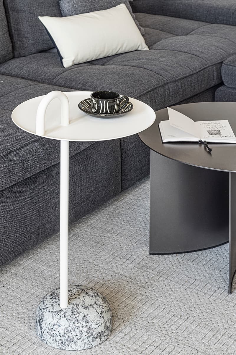 Светлый интерьер квартиры с панорамными окнами и зеленой обеденной группой — проект студии «Точка дизайна»