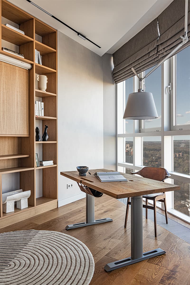 Светлый интерьер квартиры с панорамными окнами и зеленой обеденной группой — проект студии «Точка дизайна»