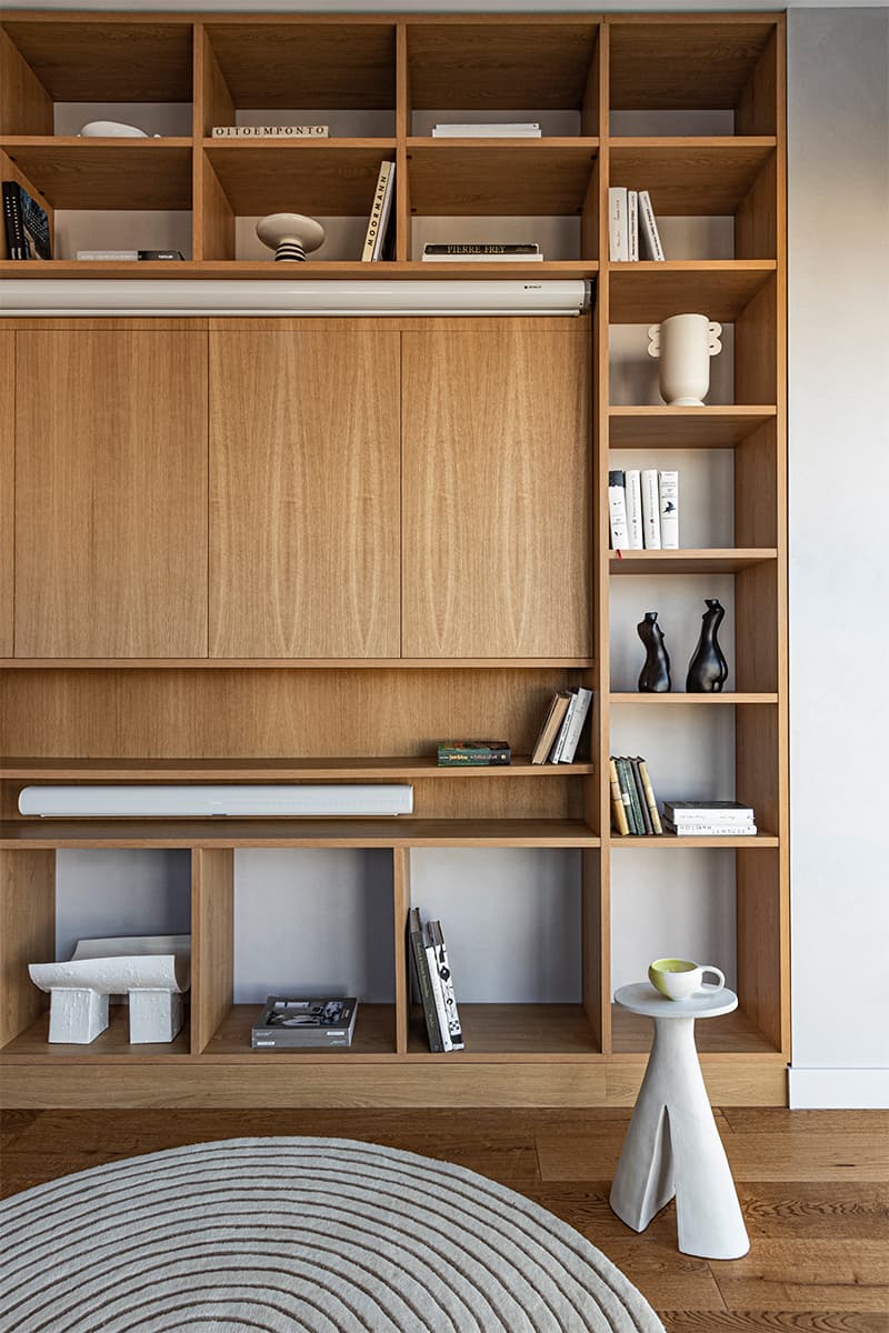 Светлый интерьер квартиры с панорамными окнами и зеленой обеденной группой — проект студии «Точка дизайна»