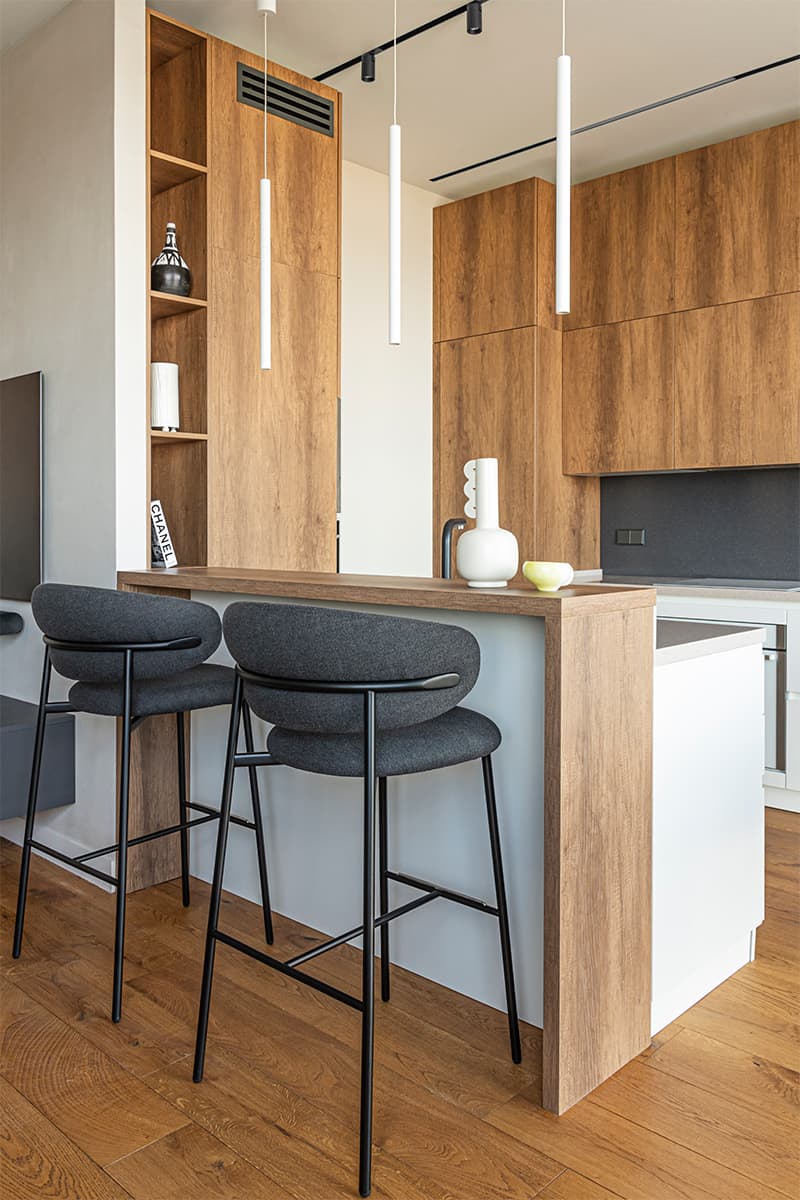 Светлый интерьер квартиры с панорамными окнами и зеленой обеденной группой — проект студии «Точка дизайна»