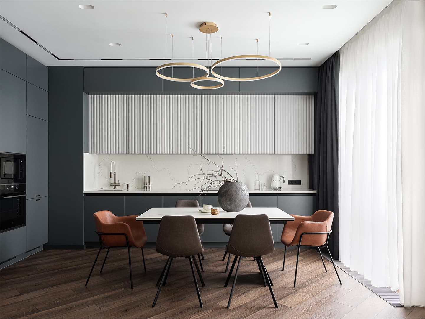 Изумрудные и терракотовые оттенки в интерьере семейной квартиры — проект Дарьи Авдеенко