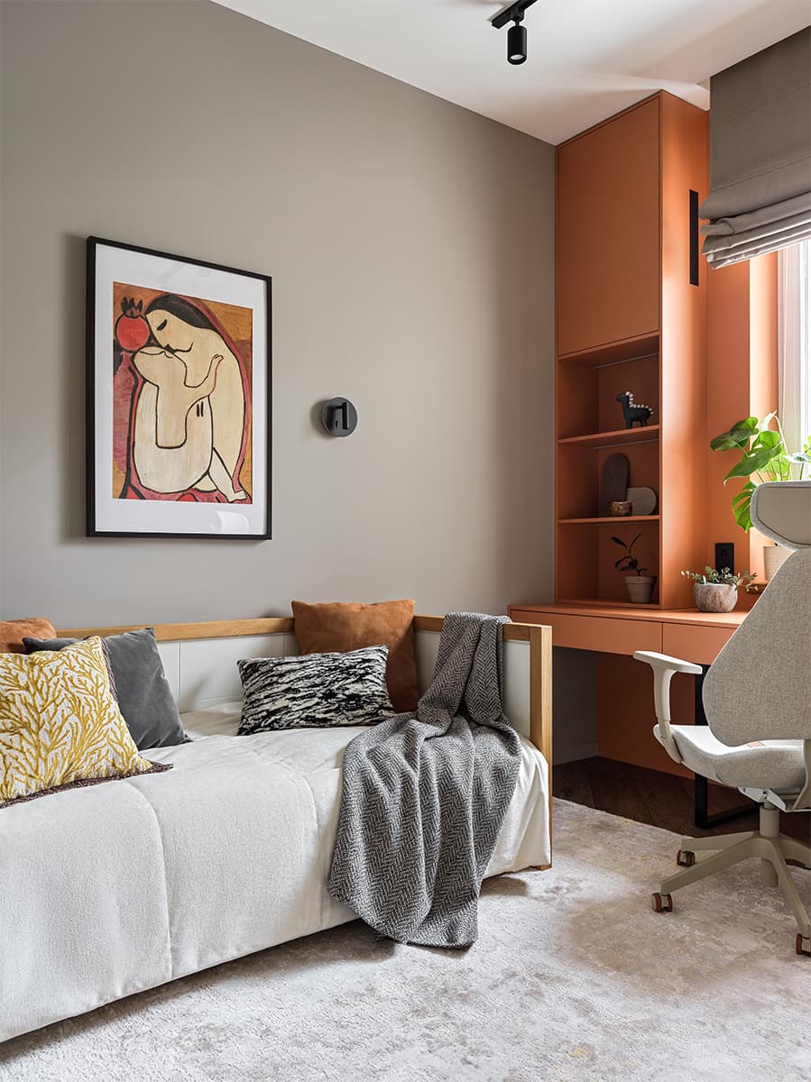 Изумрудные и терракотовые оттенки в интерьере семейной квартиры — проект Дарьи Авдеенко