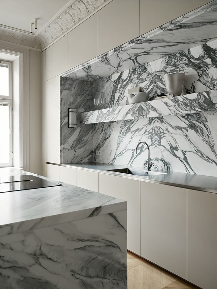 Акцентный мрамор в интерьере квартиры с историческими деталями — проект дизайн-студии AO/JN Interiors