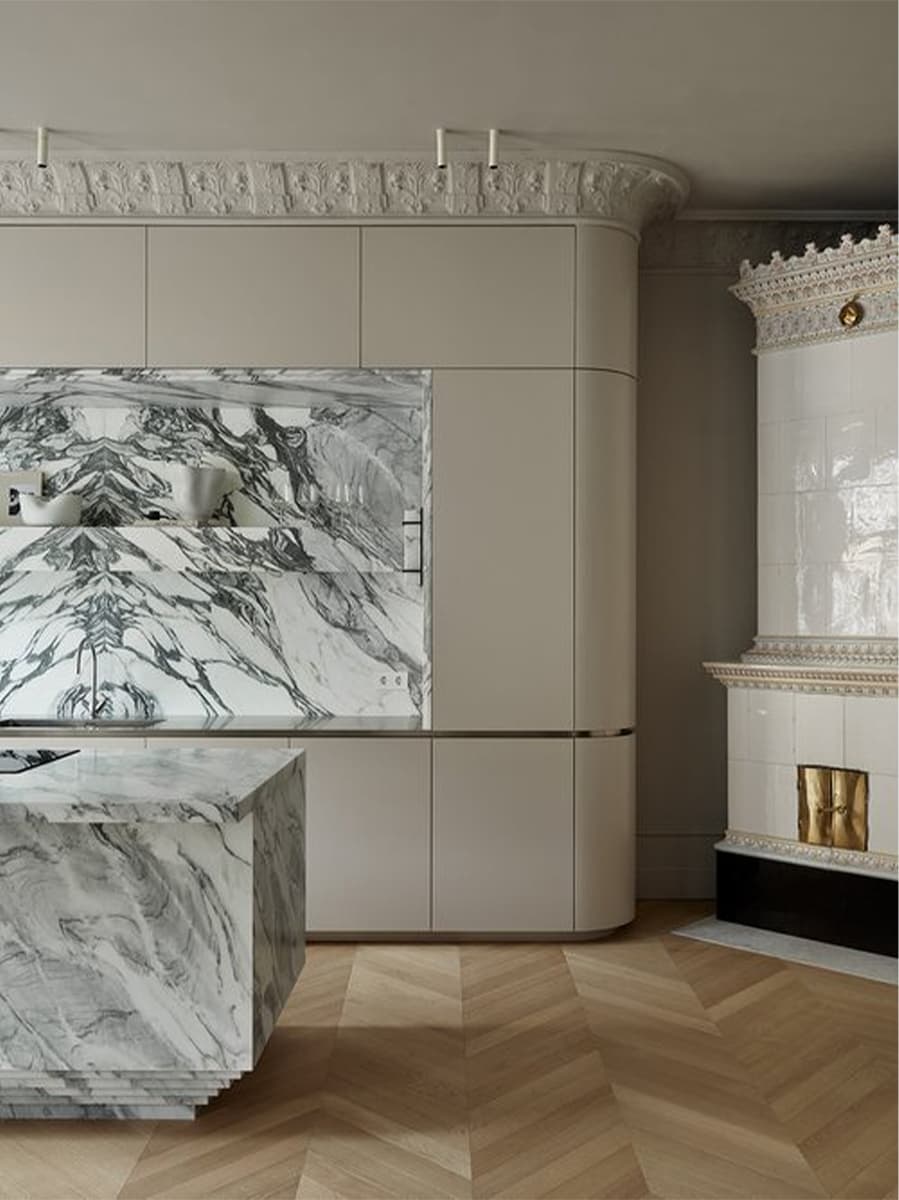 Акцентный мрамор в интерьере квартиры с историческими деталями — проект дизайн-студии AO/JN Interiors