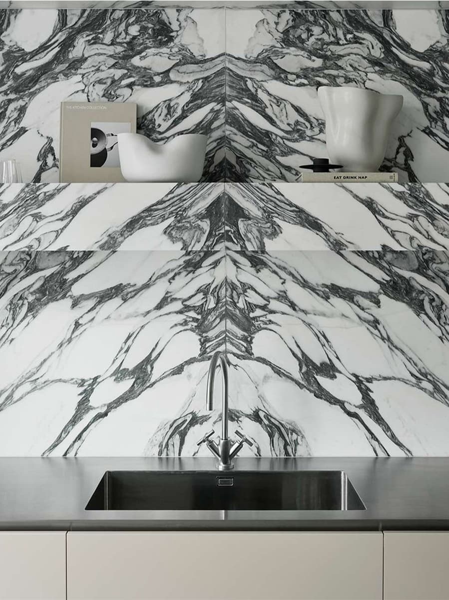 Акцентный мрамор в интерьере квартиры с историческими деталями — проект дизайн-студии AO/JN Interiors