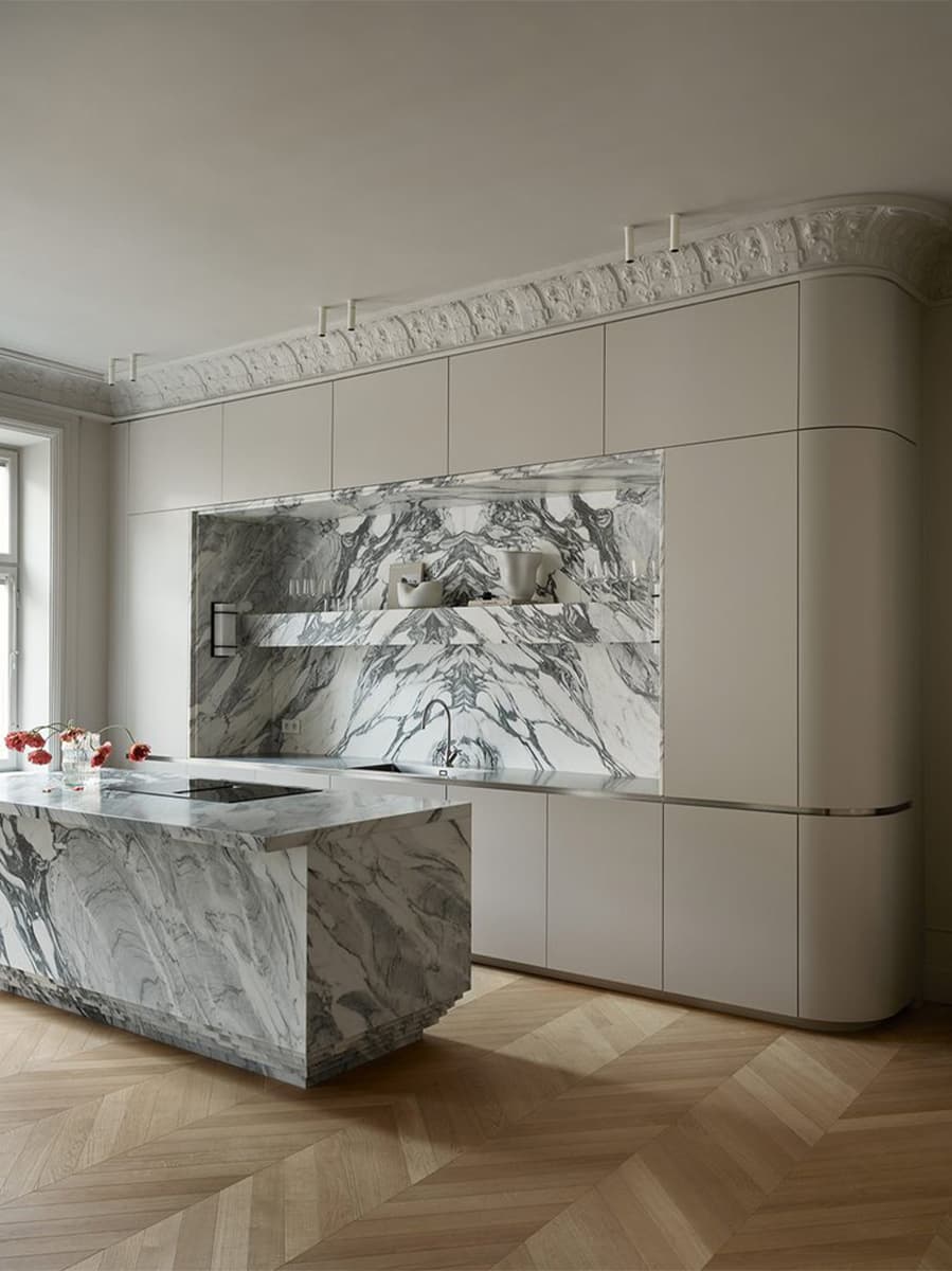 Акцентный мрамор в интерьере квартиры с историческими деталями — проект дизайн-студии AO/JN Interiors