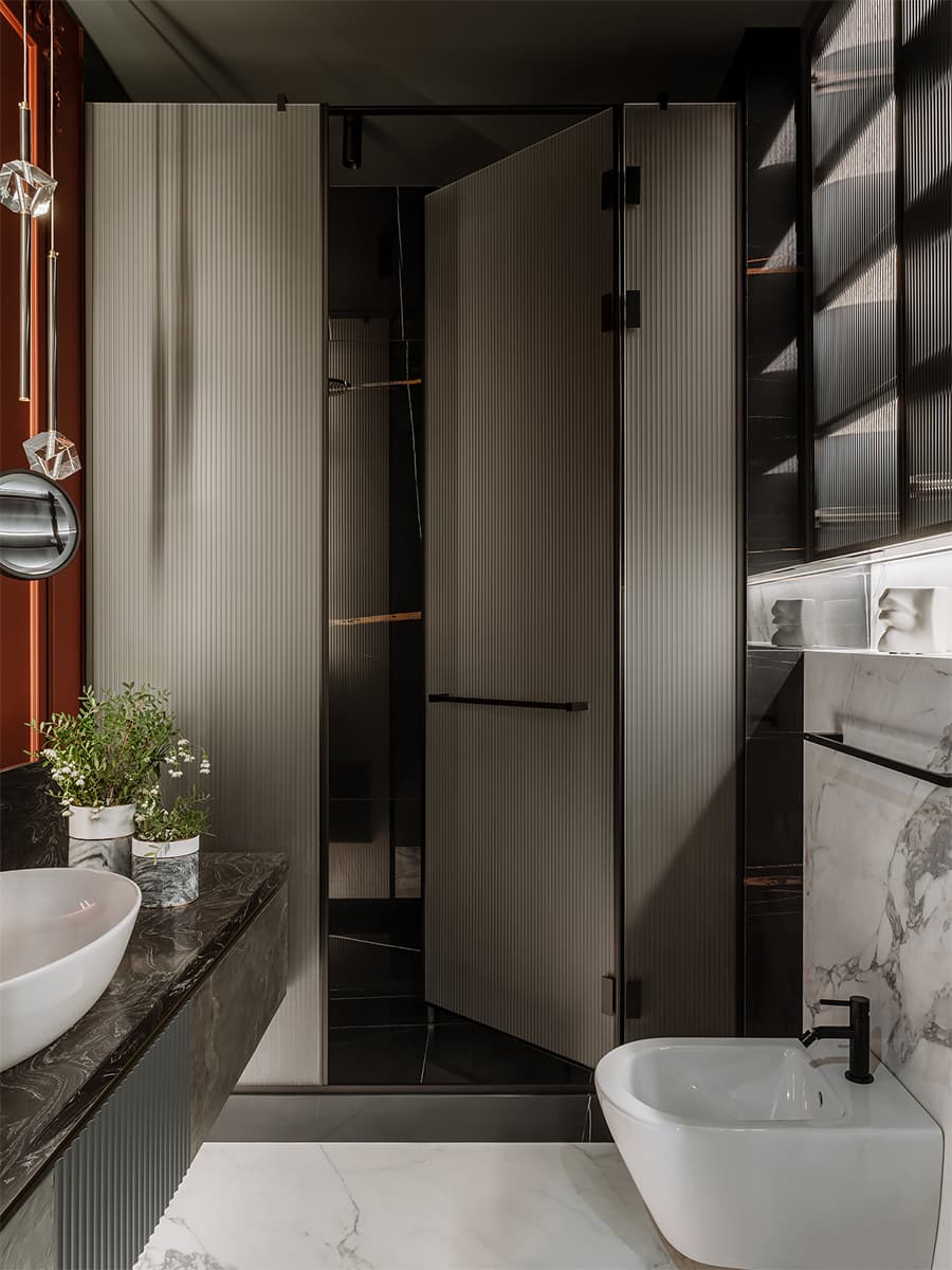 Микс теплых оттенков и фактурной древесины в интерьере квартиры для супругов — проект Инны Азорской