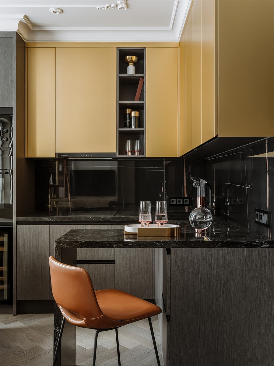 Микс теплых оттенков и фактурной древесины в интерьере квартиры для супругов — проект Инны Азорской