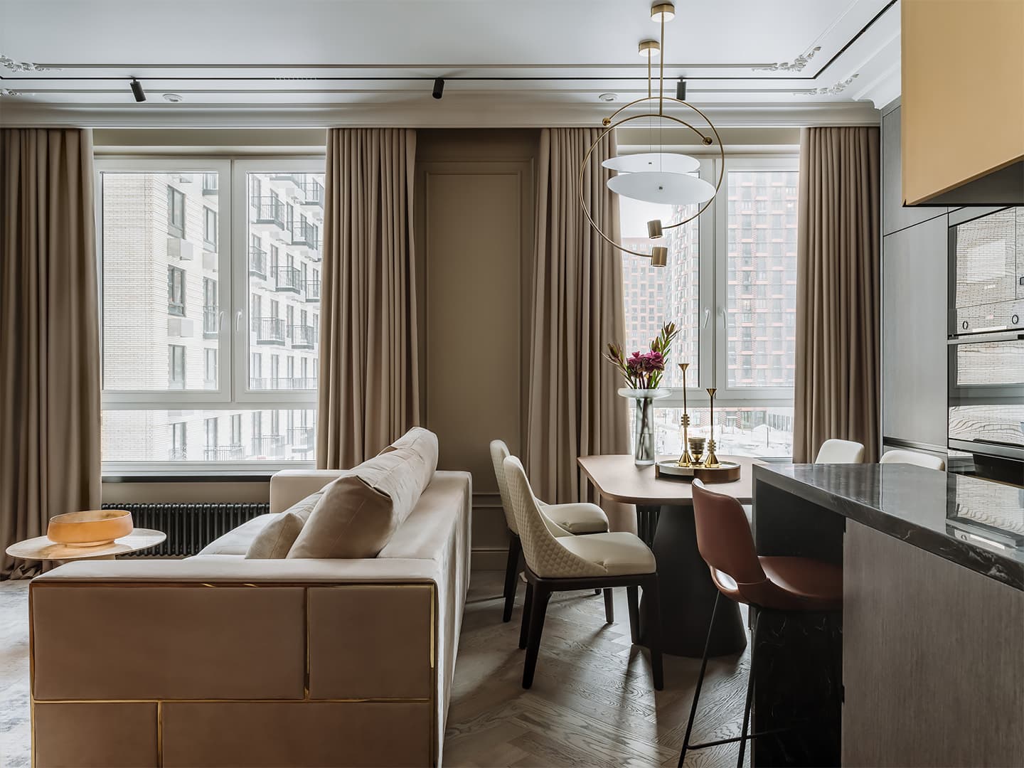 Микс теплых оттенков и фактурной древесины в интерьере квартиры для супругов — проект Инны Азорской