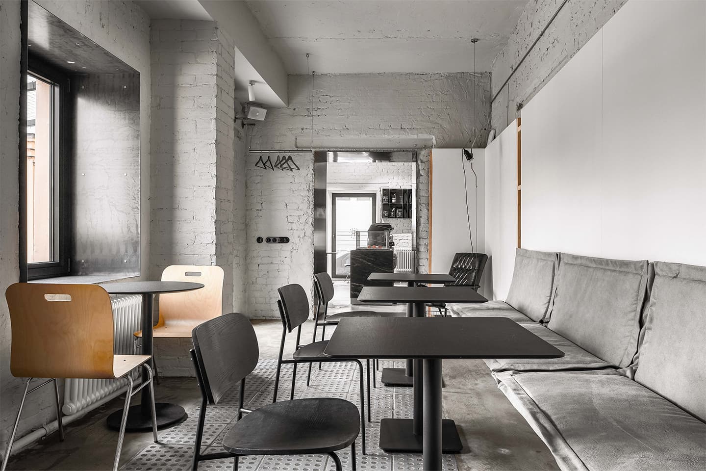 Чувственный интерьер кофейни в брутальной эстетике — проект студии Kidz