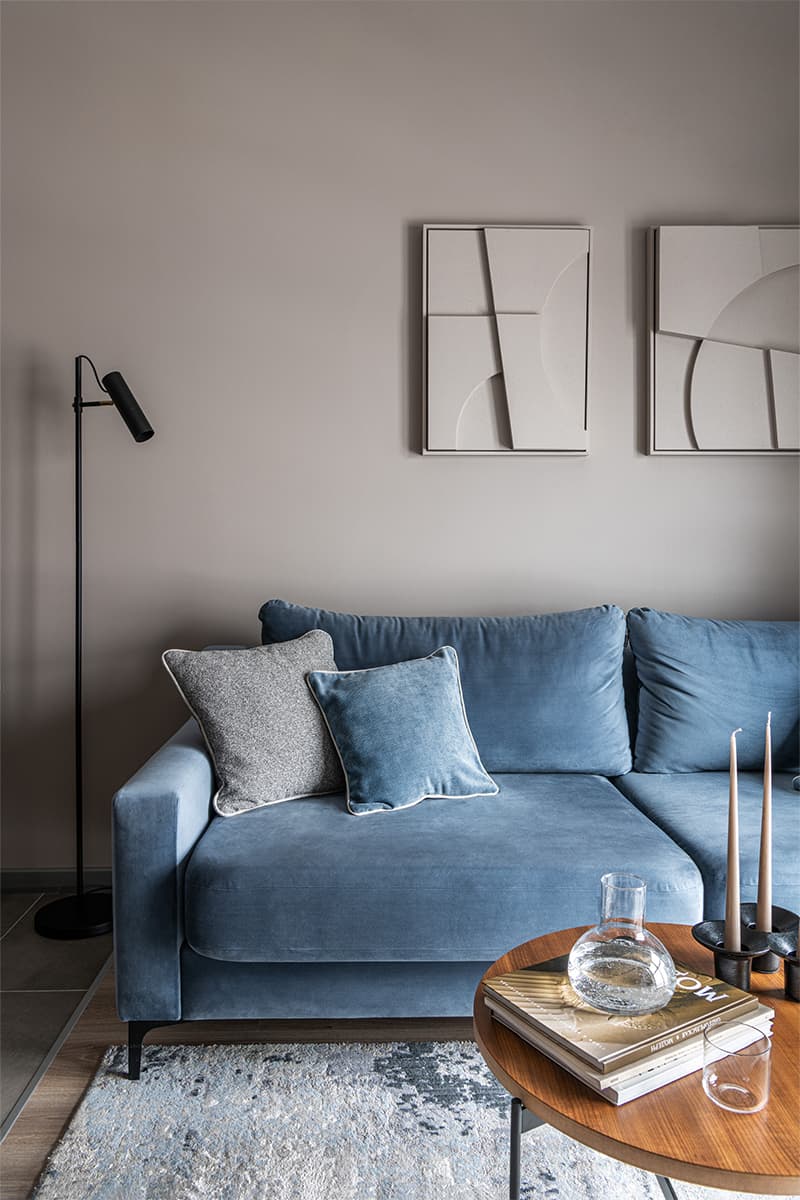 Расслабленный интерьер двухкомнатной квартиры с синими акцентами — проект Ольги Шелопугиной