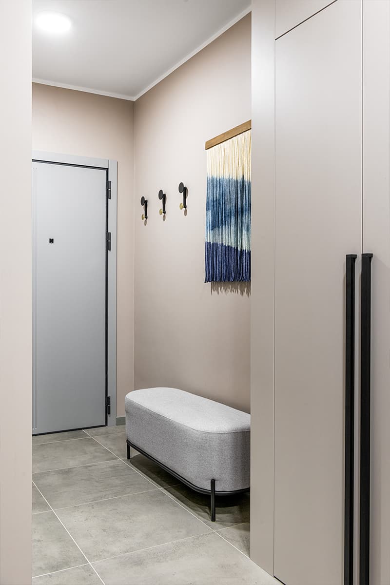 Расслабленный интерьер двухкомнатной квартиры с синими акцентами — проект Ольги Шелопугиной