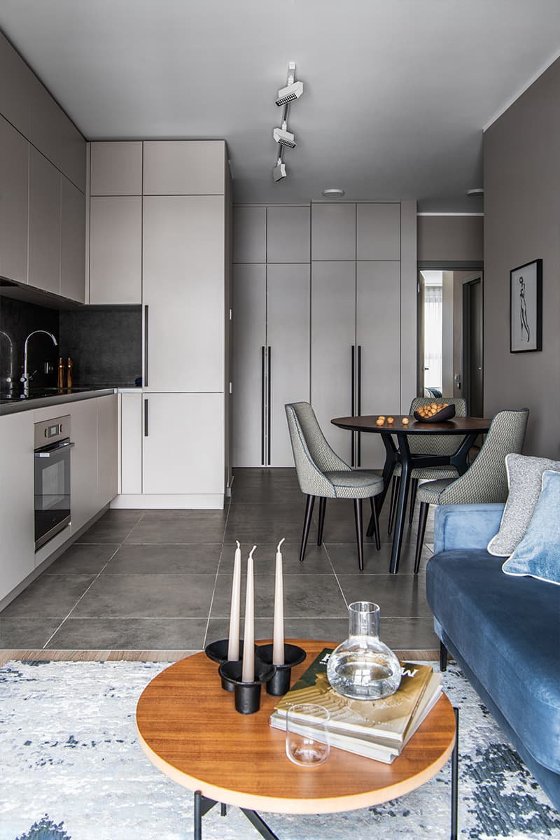 Расслабленный интерьер двухкомнатной квартиры с синими акцентами — проект Ольги Шелопугиной