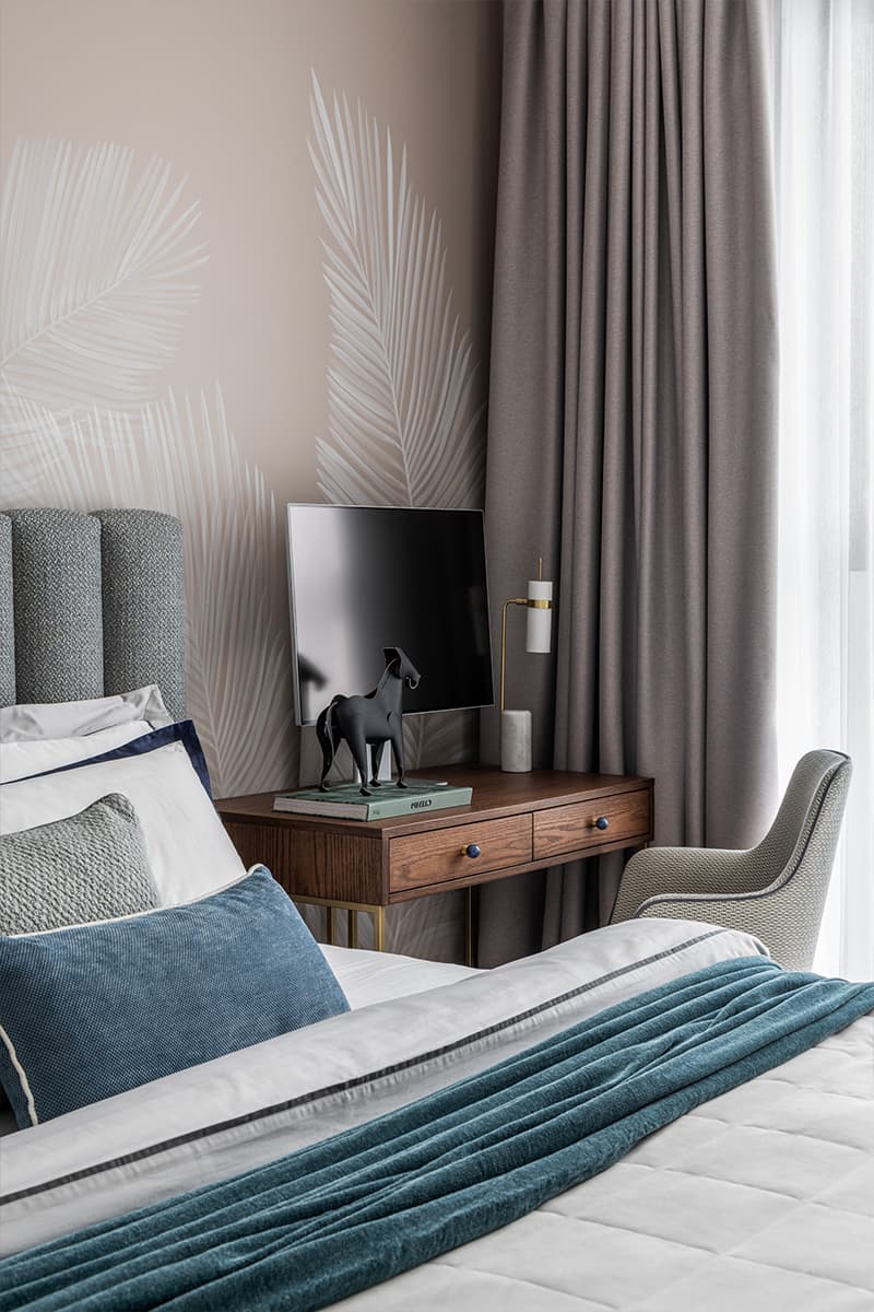 Расслабленный интерьер двухкомнатной квартиры с синими акцентами — проект Ольги Шелопугиной