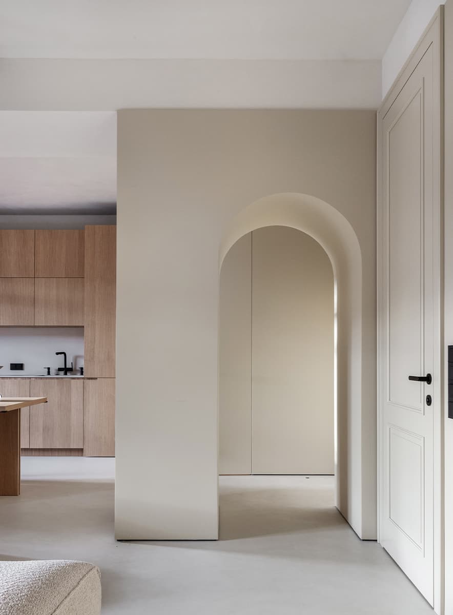 Букле и пастельные тона в интерьере квартиры с эффектной аркой — проект BEIGE APARTMENT от ZROBIM architects