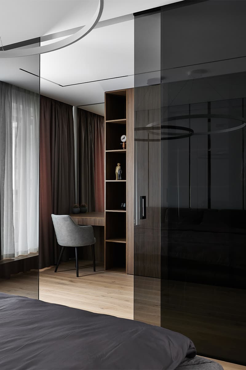 Контрастный интерьер двухуровневой квартиры для девушки из Минска — проект студии IQ House