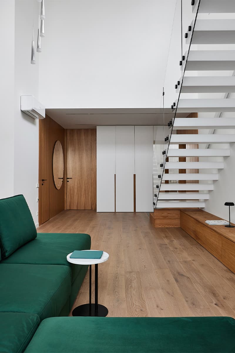 Контрастный интерьер двухуровневой квартиры для девушки из Минска — проект студии IQ House