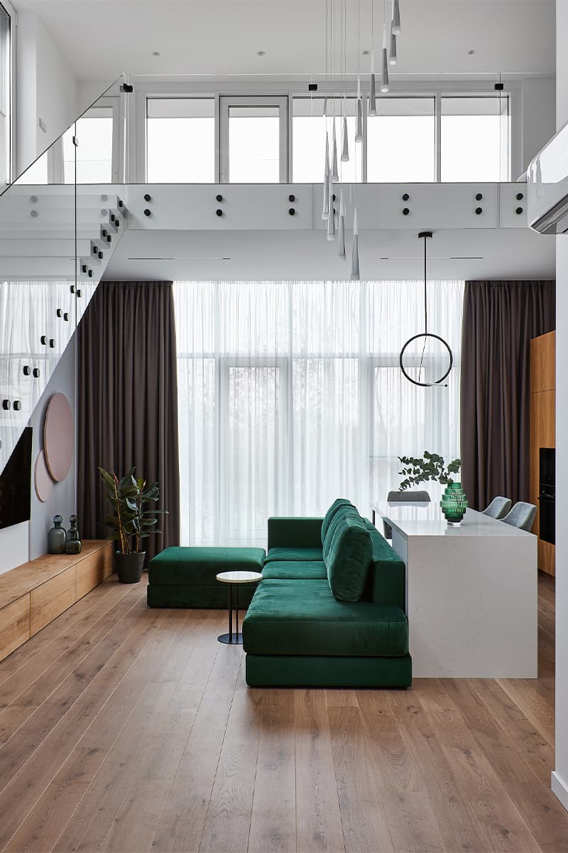 Контрастный интерьер двухуровневой квартиры для девушки из Минска — проект студии IQ House