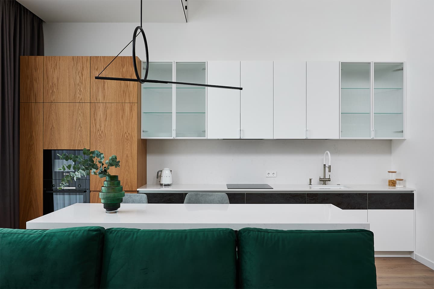 Контрастный интерьер двухуровневой квартиры для девушки из Минска — проект студии IQ House