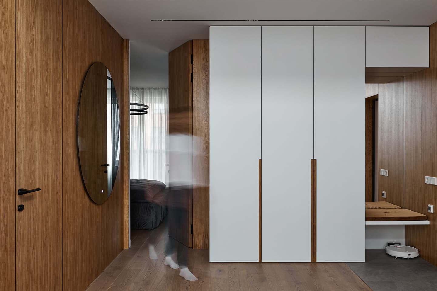 Контрастный интерьер двухуровневой квартиры для девушки из Минска — проект студии IQ House