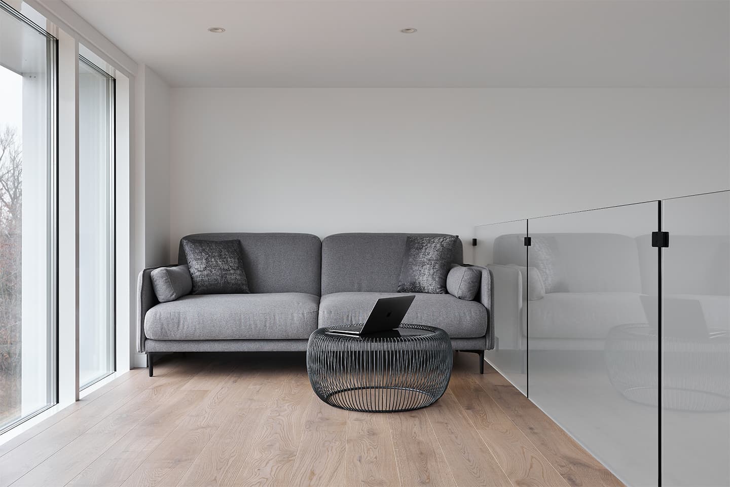 Контрастный интерьер двухуровневой квартиры для девушки из Минска — проект студии IQ House