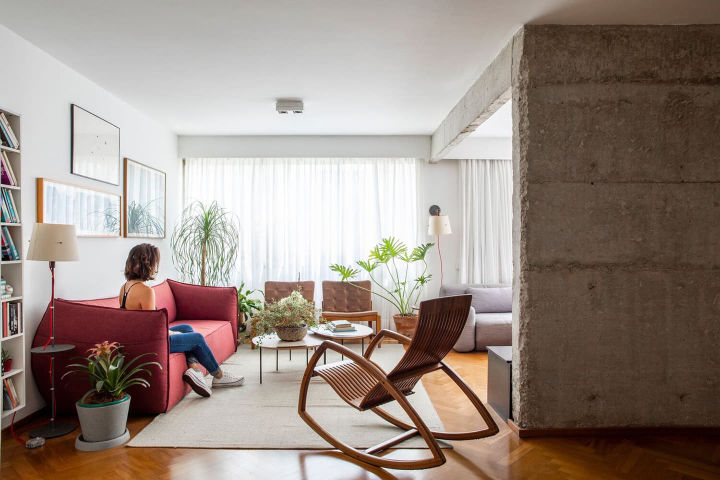 Умиротворяющий интерьер бразильской квартиры с акцентной радиусной перегородкой — проект Андре Беккера