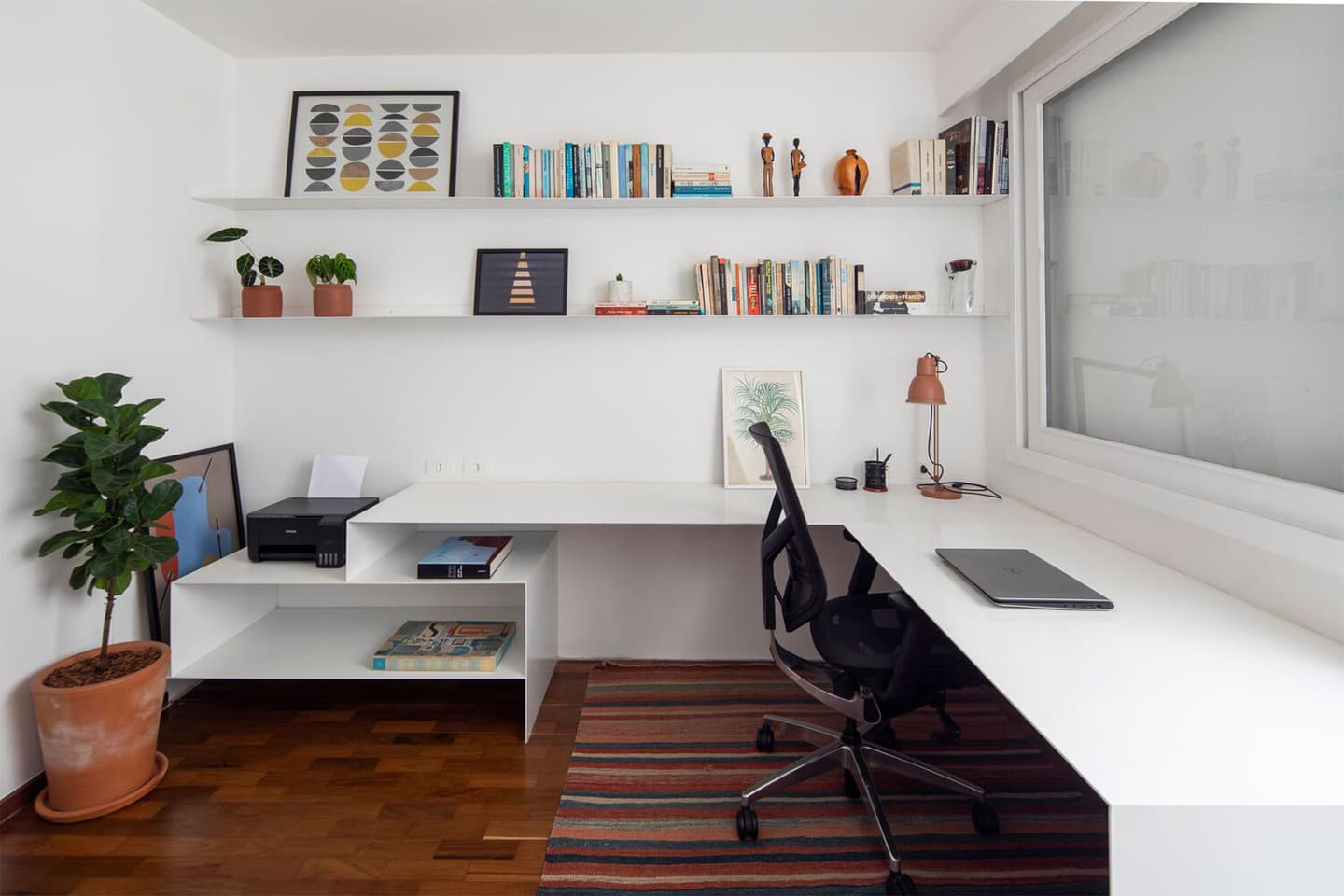 Умиротворяющий интерьер бразильской квартиры с акцентной радиусной перегородкой — проект Андре Беккера