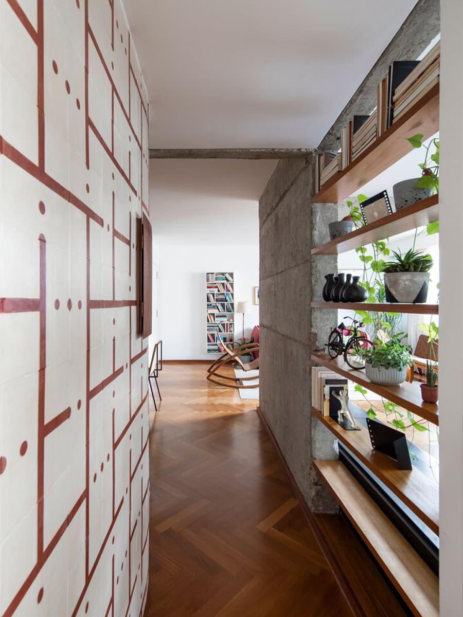 Умиротворяющий интерьер бразильской квартиры с акцентной радиусной перегородкой — проект Андре Беккера