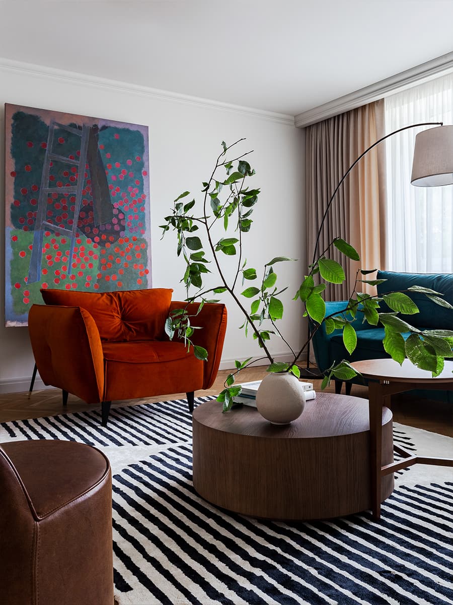 Буйство красок: малахитовые, бордовые и розовые тона в свежем интерьере квартиры — проект Алеси Вусевич