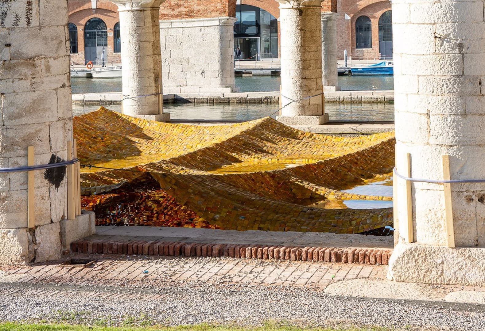 18-я Венецианская архитектурная биеннале: Инсталляция Time and Chance. Серж Аттуквей Клотти. Фото: Marco Zorzanello, La Biennale di Venezia