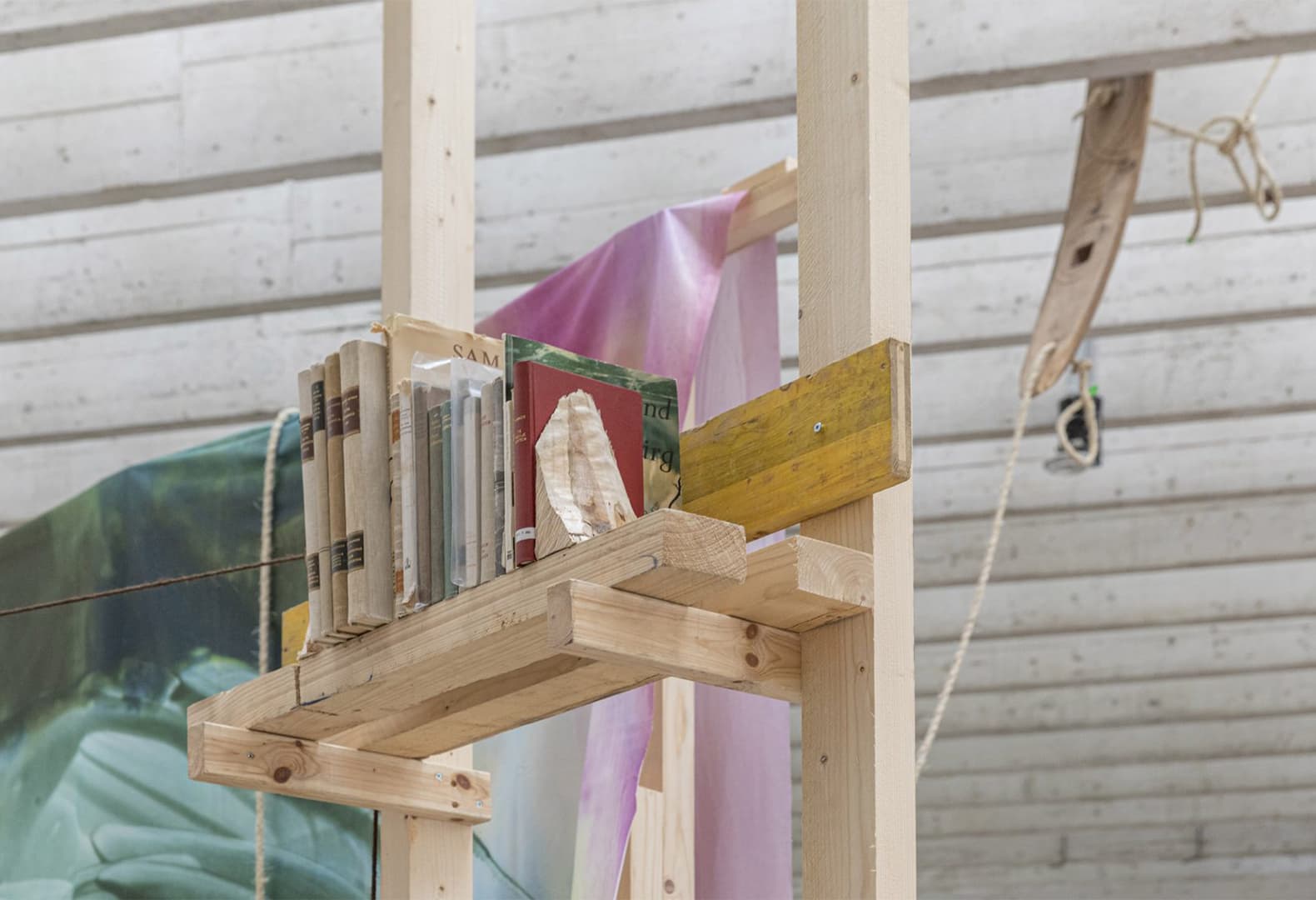 18-я Венецианская архитектурная биеннале: Экспозиция Girjegumpi: The Sámi Architecture Library в Северном павильоне. Джоар Нанго, Карлос Мингес Карраск и Джеймс Тейлор-Фостер. Фото: Laurian Ghinițoiu