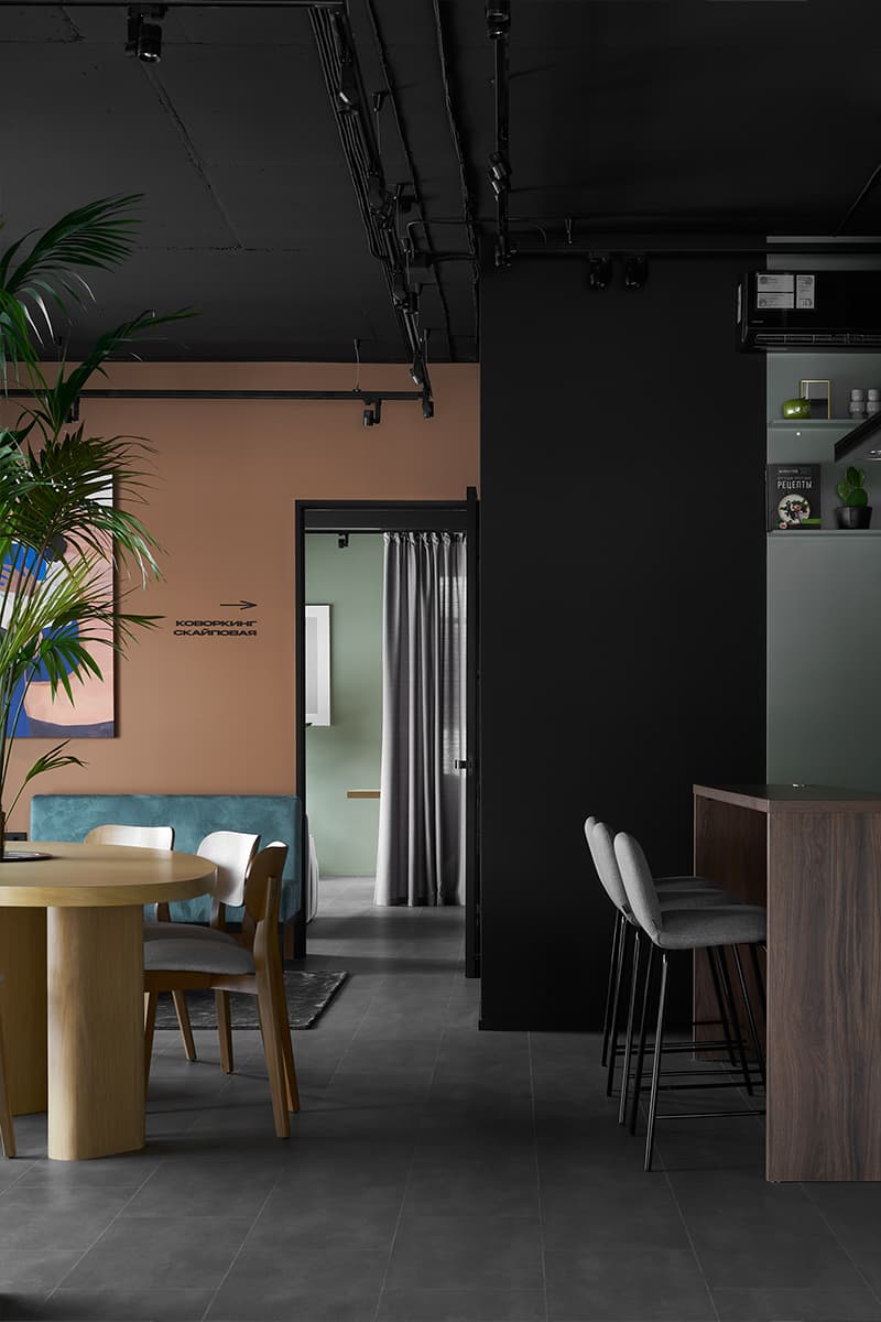 Интерьер соседского центра для жителей урбан-квартала в Новосибирске — проект студии Shubochkini и компании Брусника