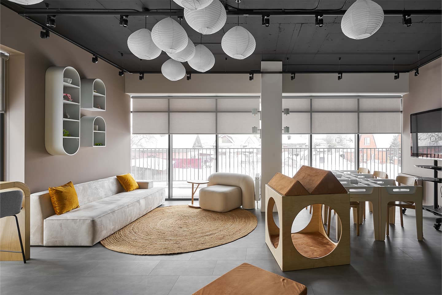 Интерьер соседского центра для жителей урбан-квартала в Новосибирске — проект студии Shubochkini и компании Брусника