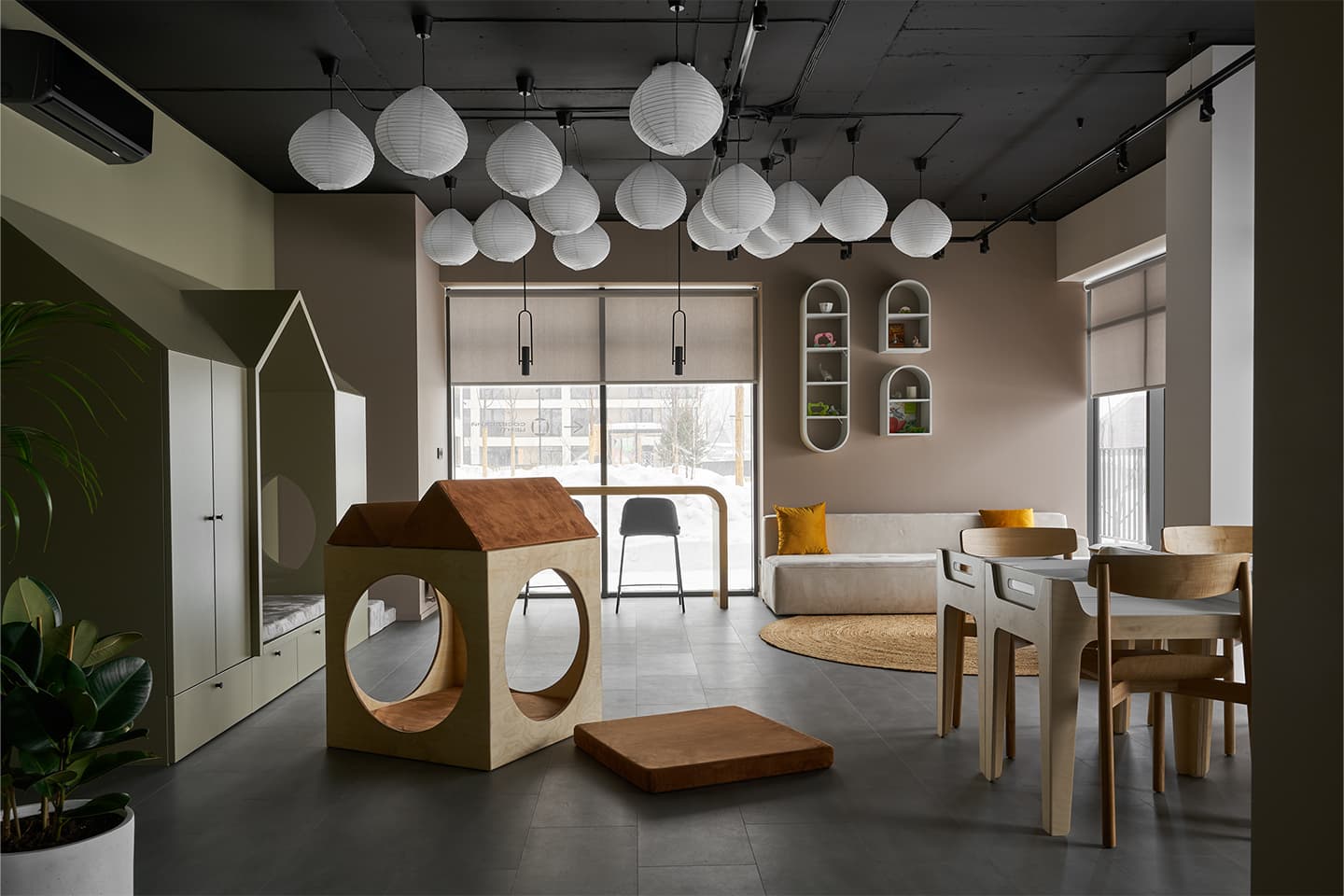 Интерьер соседского центра для жителей урбан-квартала в Новосибирске — проект студии Shubochkini и компании Брусника