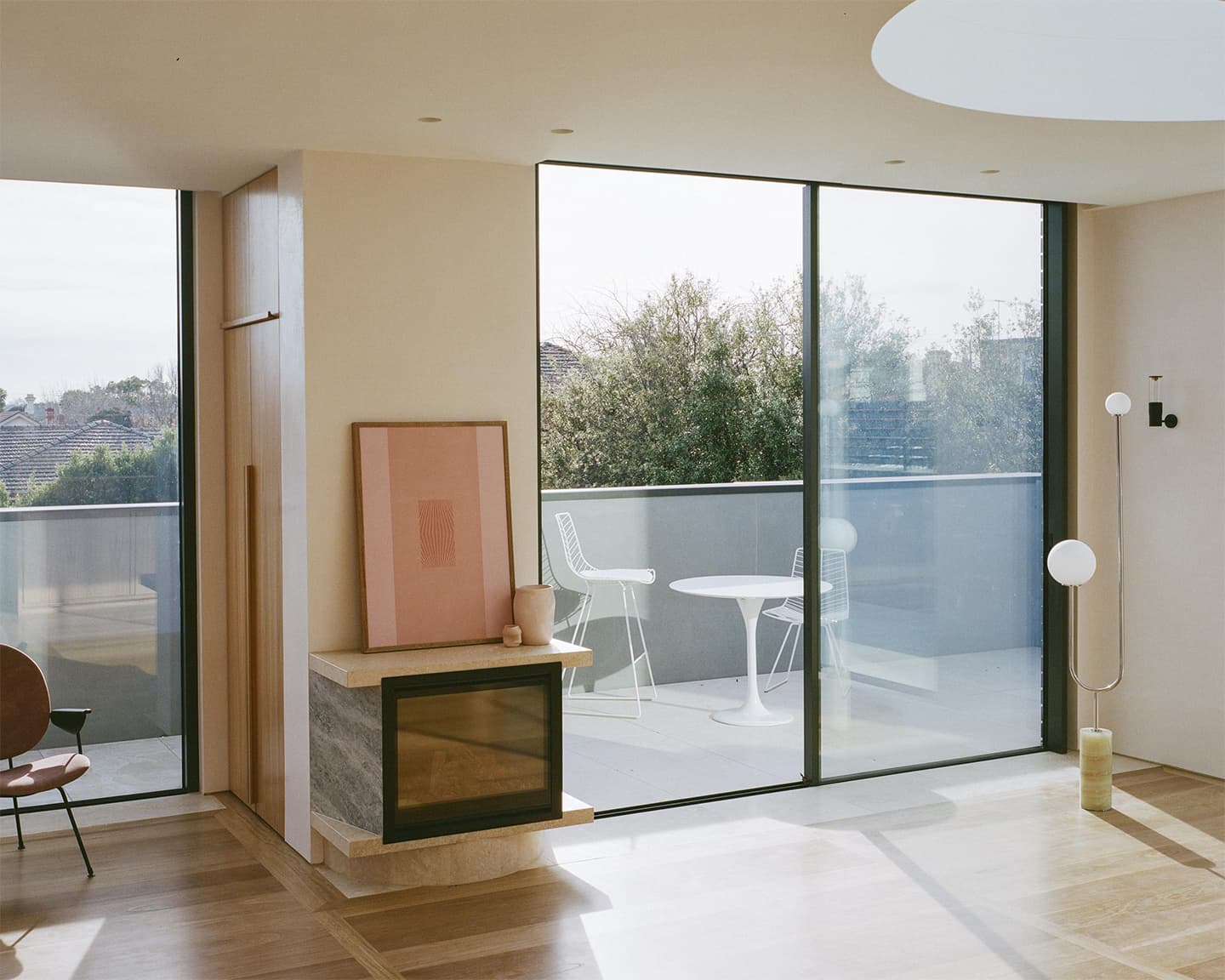 Воздушный интерьер пентхауса для нескольких поколений большой семьи — проект Office Alex Nicholls