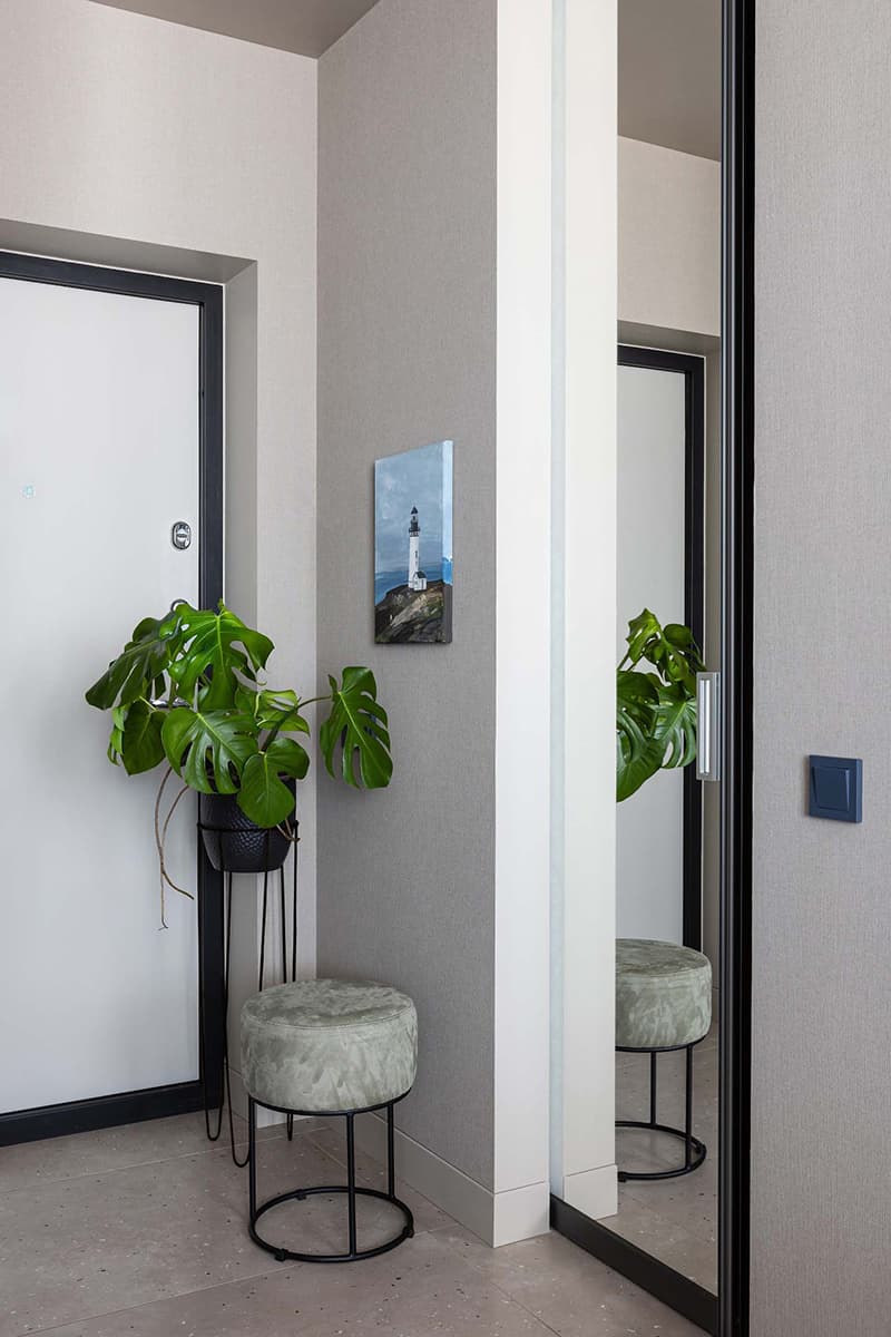 Практичный интерьер квартиры с зелеными акцентами — проект Bezformi studio