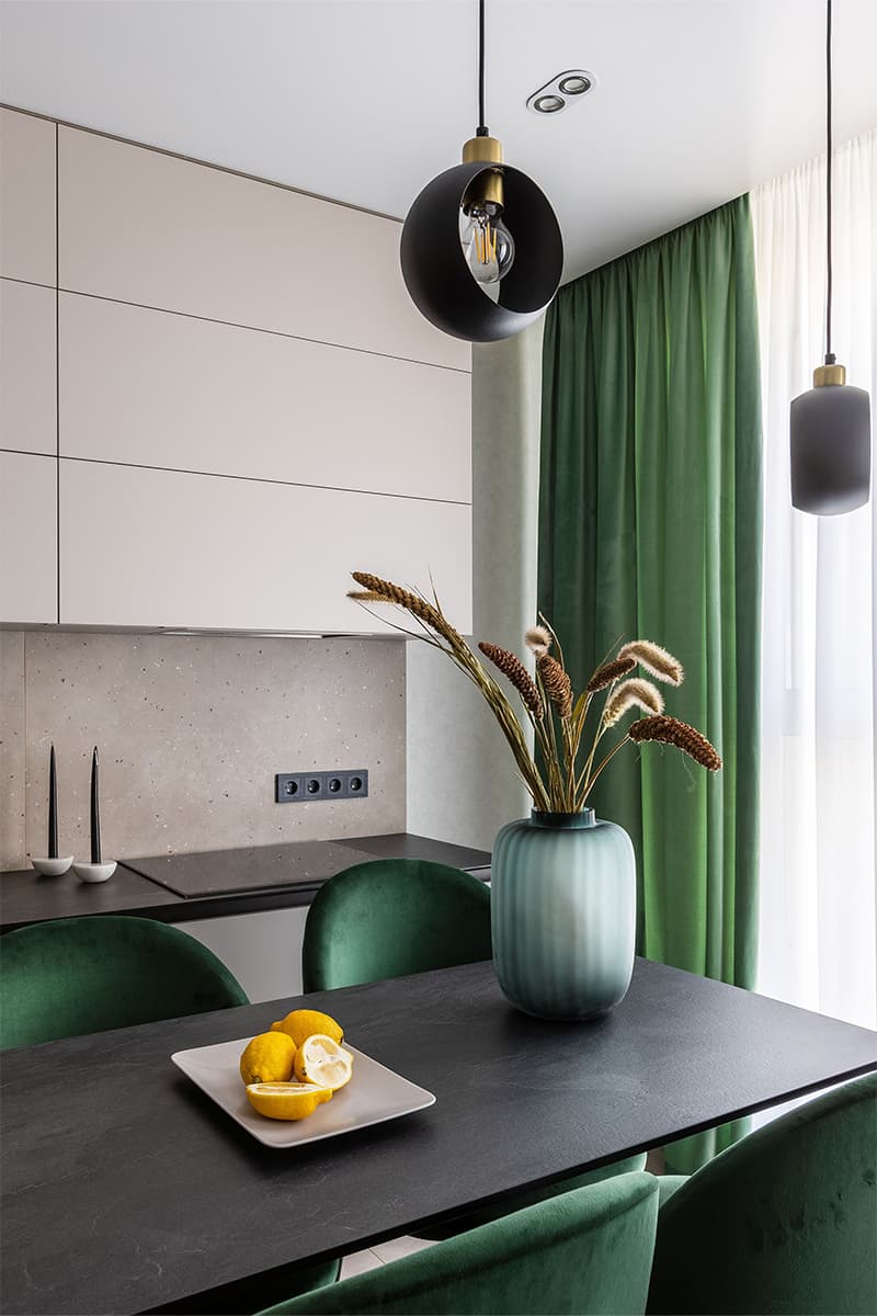 Практичный интерьер квартиры с зелеными акцентами — проект Bezformi studio