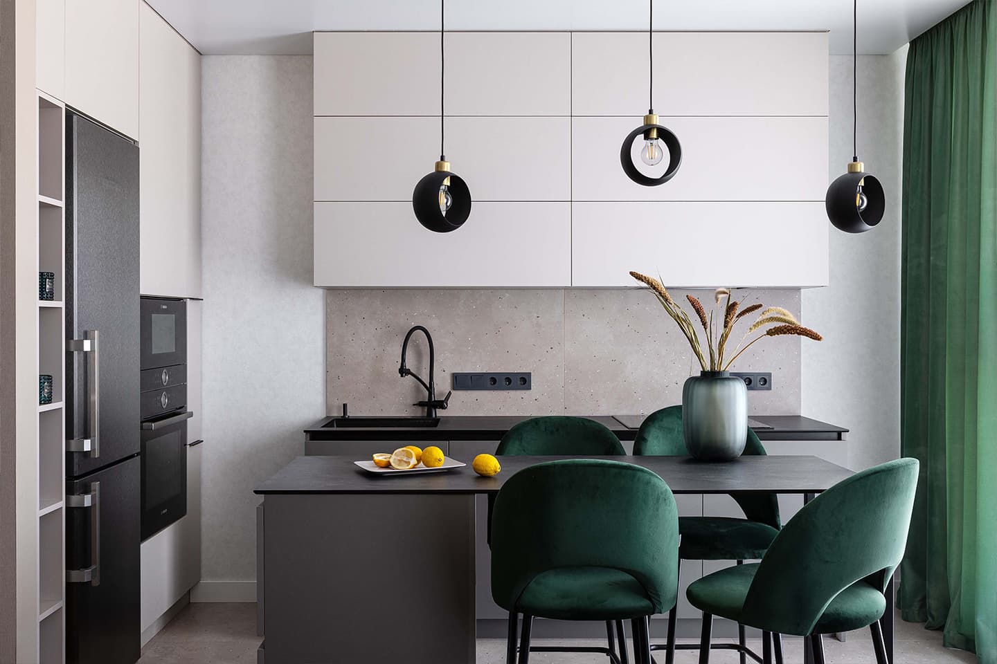 Практичный интерьер квартиры с зелеными акцентами — проект Bezformi studio