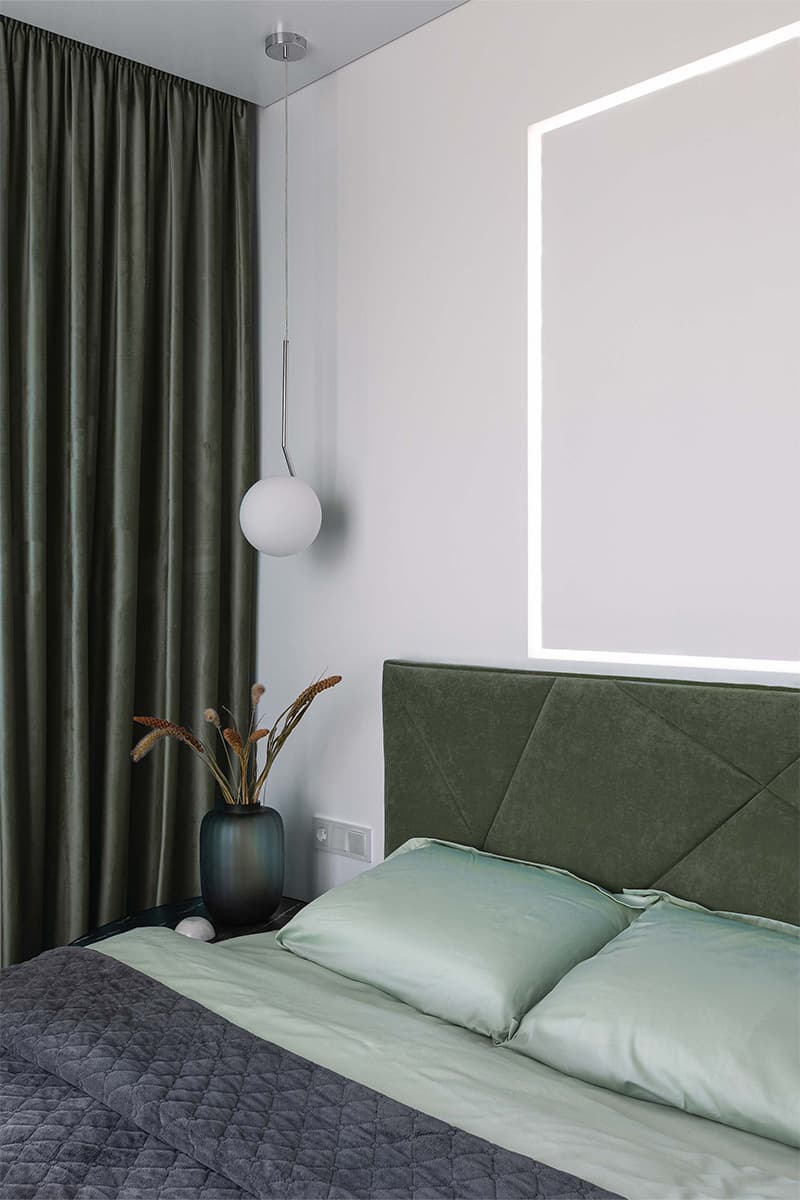 Практичный интерьер квартиры с зелеными акцентами — проект Bezformi studio