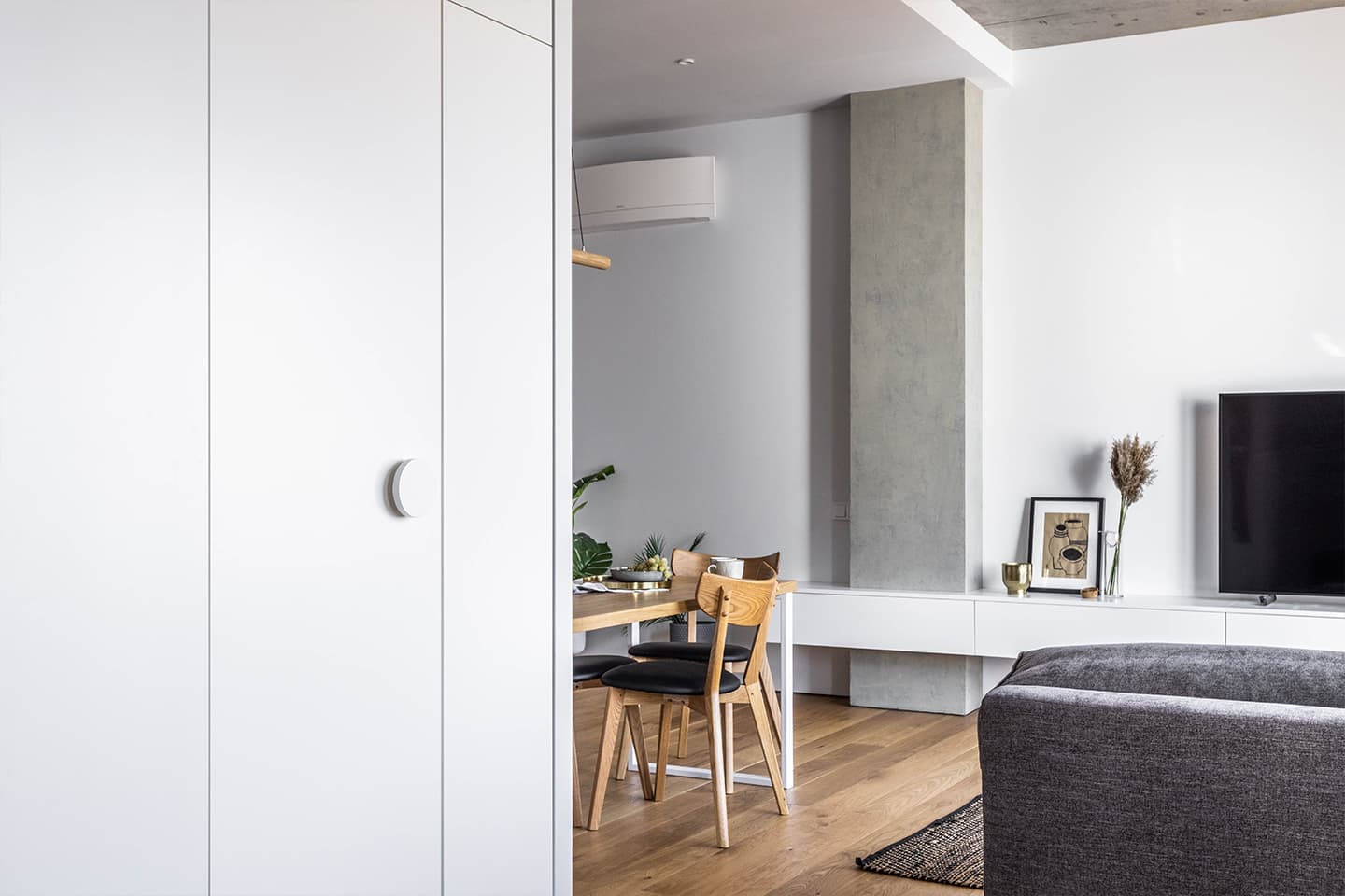 Продуманный интерьер небольшой квартиры с кроватью-трансформером — проект дизайн-бюро Dash Design