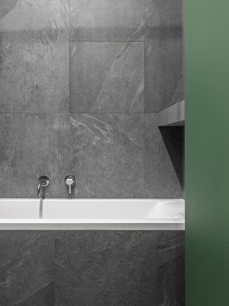 Продуманный интерьер небольшой квартиры с кроватью-трансформером — проект дизайн-бюро Dash Design