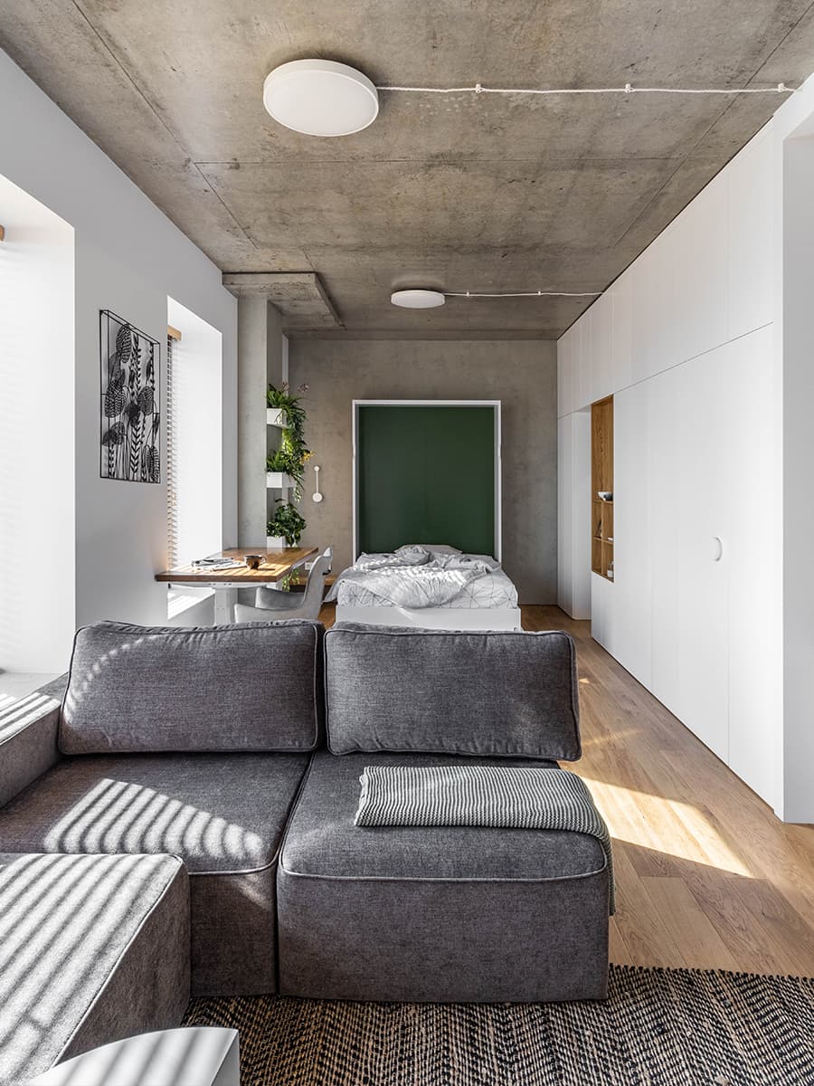Продуманный интерьер небольшой квартиры с кроватью-трансформером — проект дизайн-бюро Dash Design