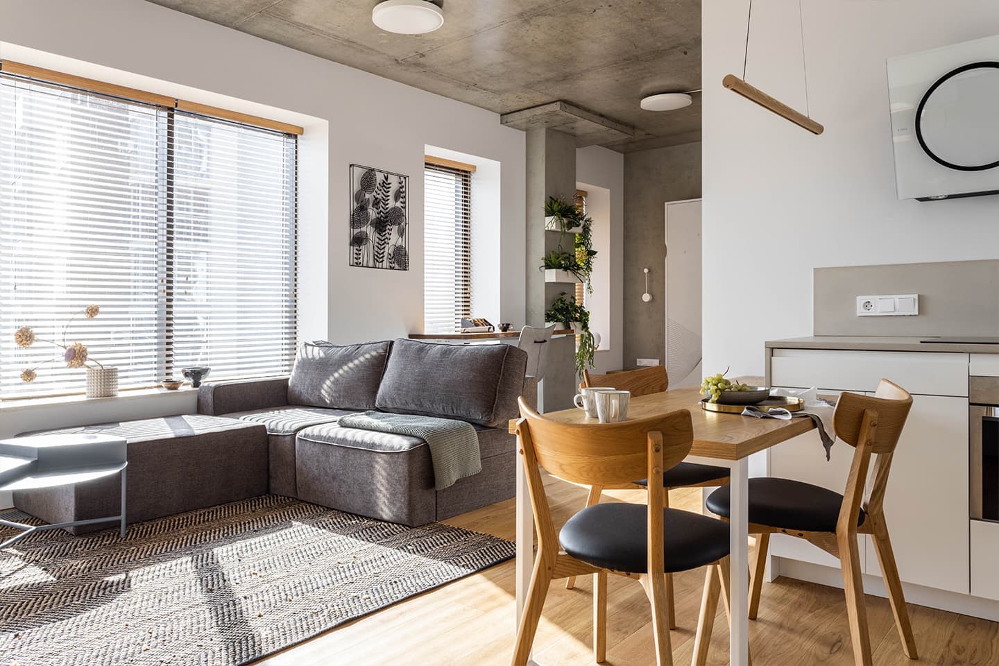 Продуманный интерьер небольшой квартиры с кроватью-трансформером — проект дизайн-бюро Dash Design