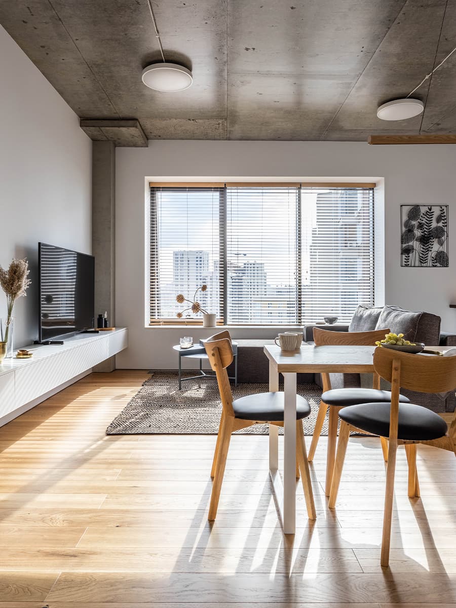 Продуманный интерьер небольшой квартиры с кроватью-трансформером — проект дизайн-бюро Dash Design