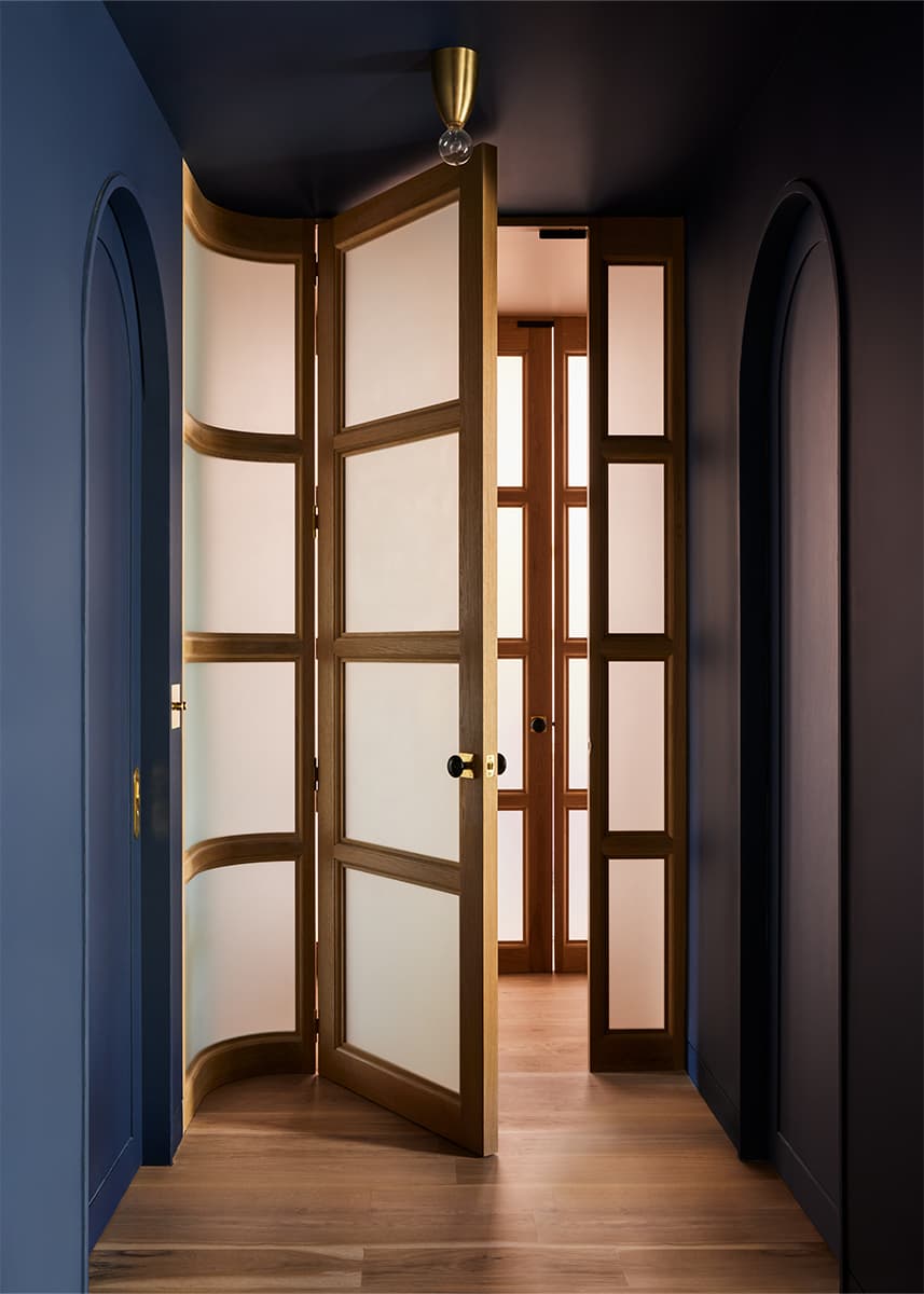 Вдохновляющий интерьер нью-йоркской квартиры с яркими обоями и розовыми акцентами — проект студии Le Whit