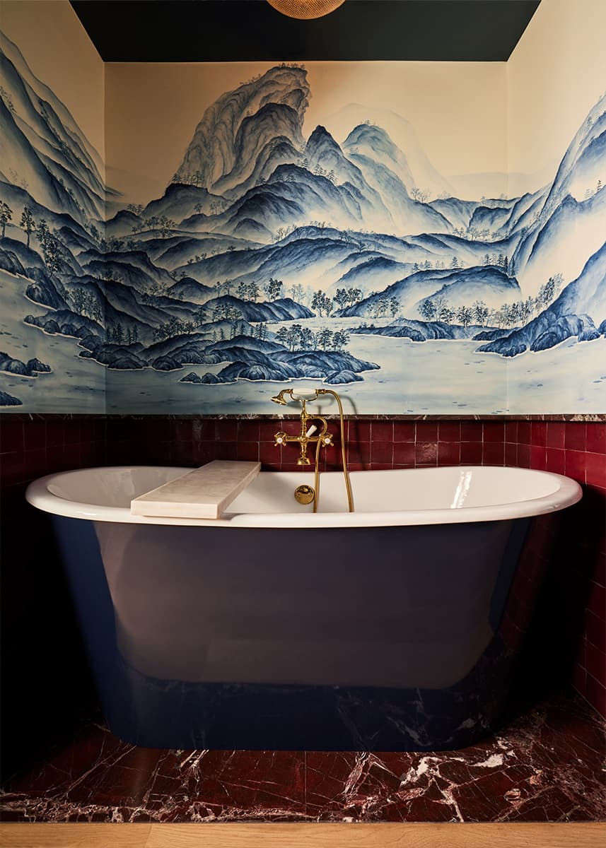 Вдохновляющий интерьер нью-йоркской квартиры с яркими обоями и розовыми акцентами — проект студии Le Whit