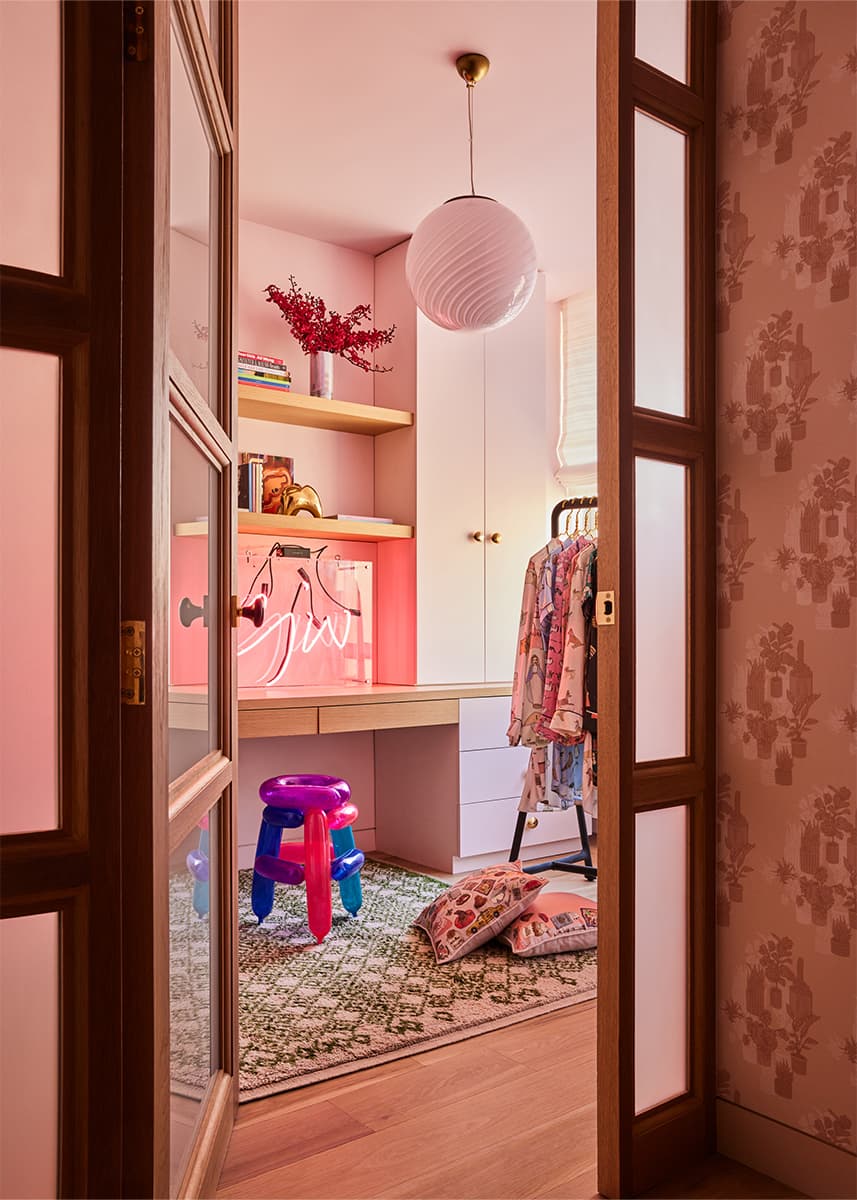 Вдохновляющий интерьер нью-йоркской квартиры с яркими обоями и розовыми акцентами — проект студии Le Whit