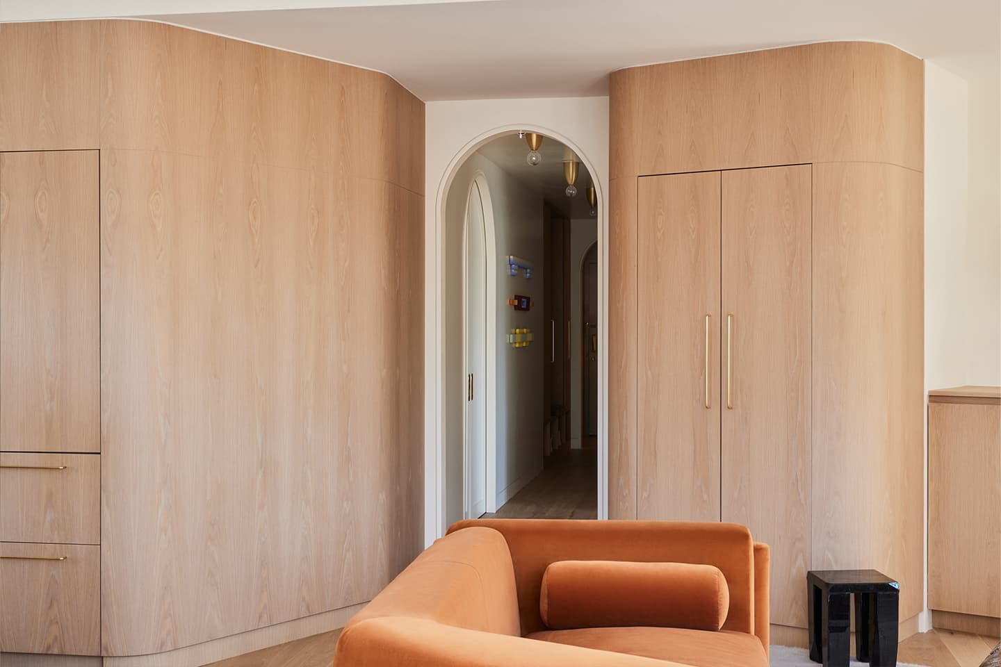 Вдохновляющий интерьер нью-йоркской квартиры с яркими обоями и розовыми акцентами — проект студии Le Whit