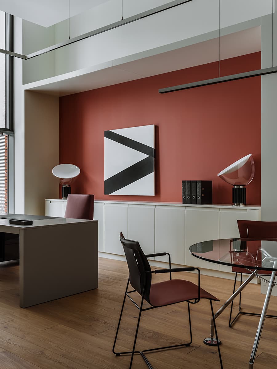 «Тихая роскошь» в интерьере офиса с акцентной мебелью и культовыми светильниками — проект архитектурного бюро IAW RUS