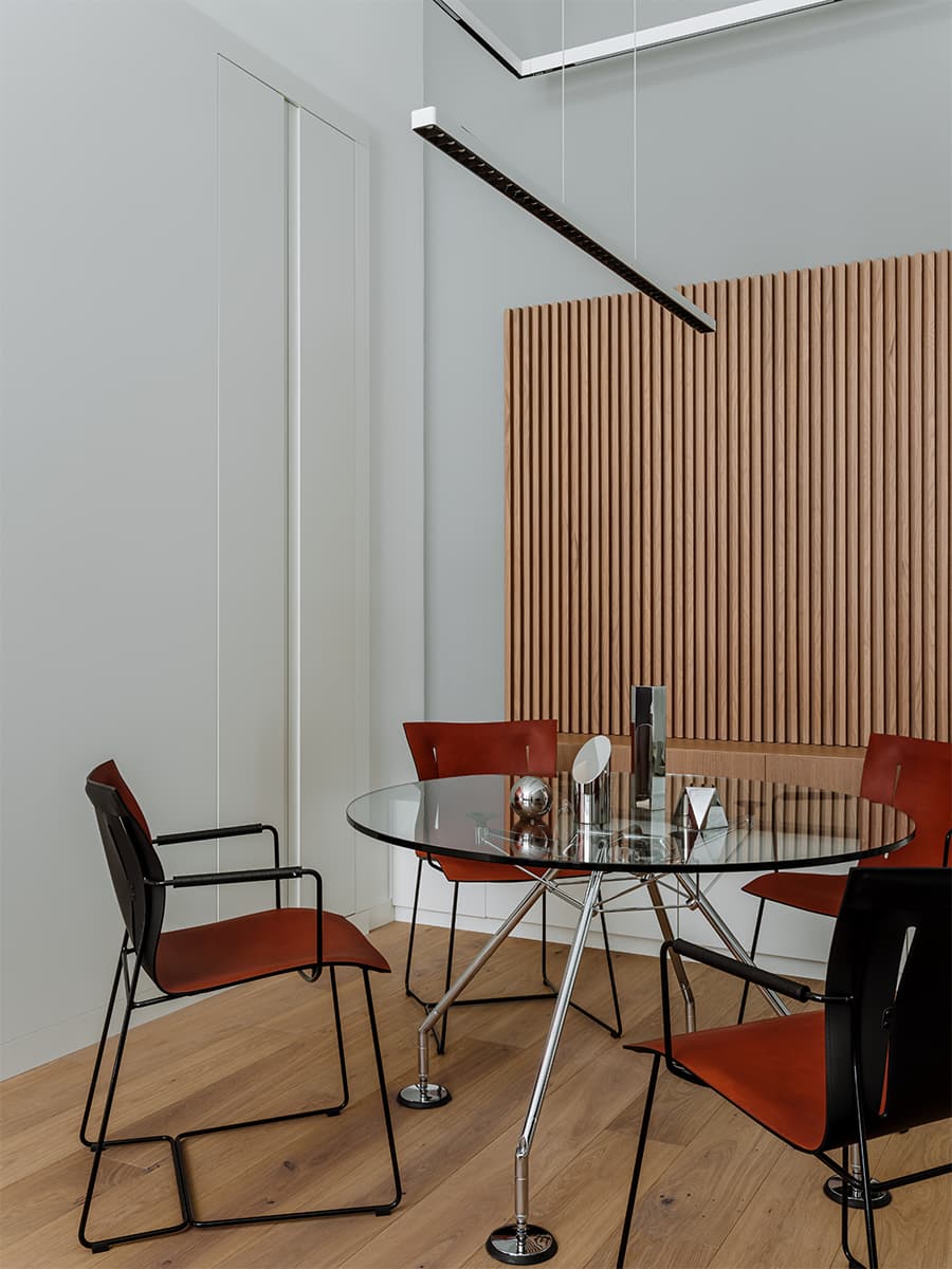 «Тихая роскошь» в интерьере офиса с акцентной мебелью и культовыми светильниками — проект архитектурного бюро IAW RUS